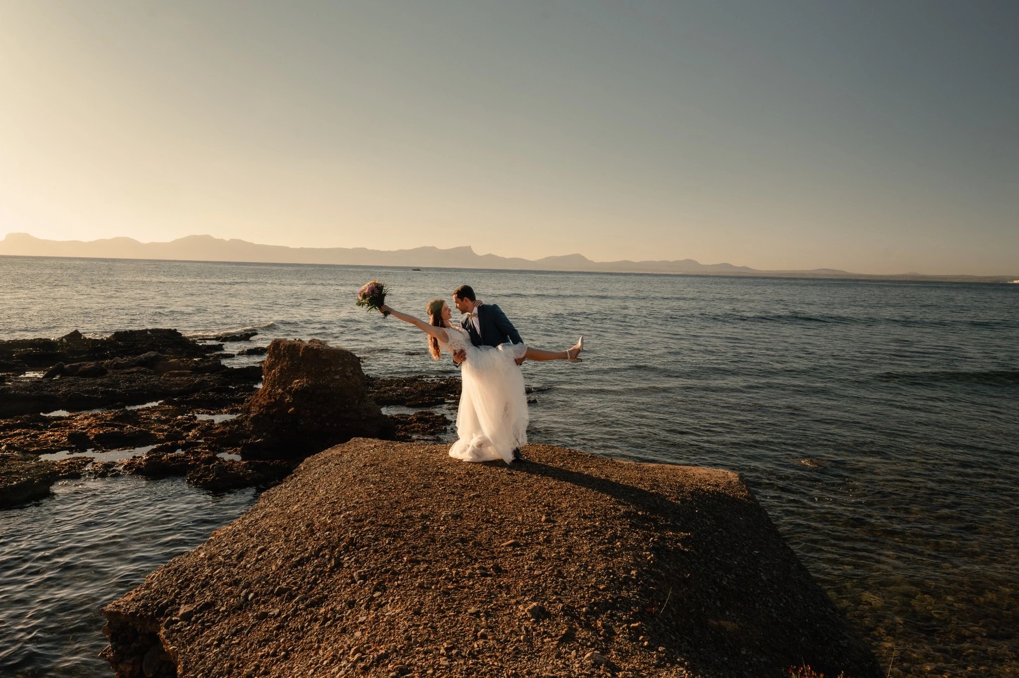 After-Wedding-Shooting eines Brautpaares am Cap de Formentor auf Mallorca bei Sonnenuntergang