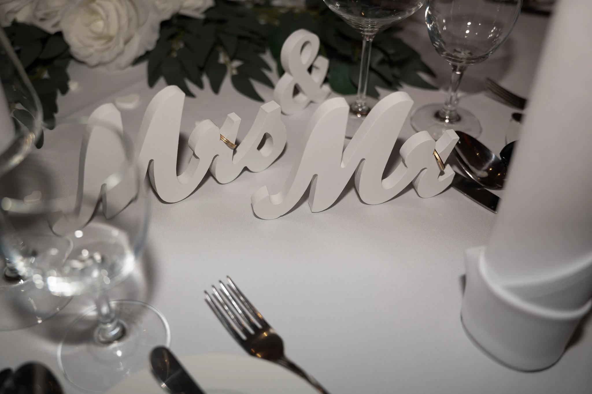 Brautschuhe, Schmuck und Trauringe als liebevoll arrangierte Hochzeitsdetails