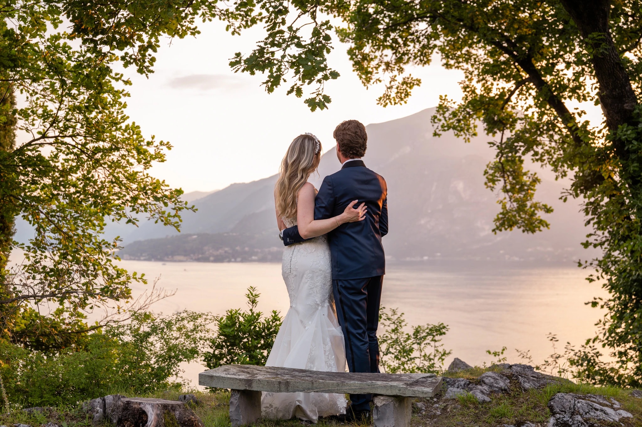 Brautpaar bei Sonnenuntergang mit Blick auf den Comer See während einer Hochzeit im Castello di Vezio in Italien