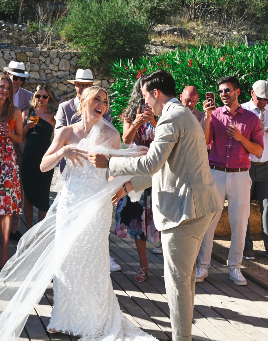 Braut und Bräutigam beim ersten Tanz auf Mallorca, umgeben von jubelnden Hochzeitsgästen – authentische Hochzeitsfotografie voller Emotion

