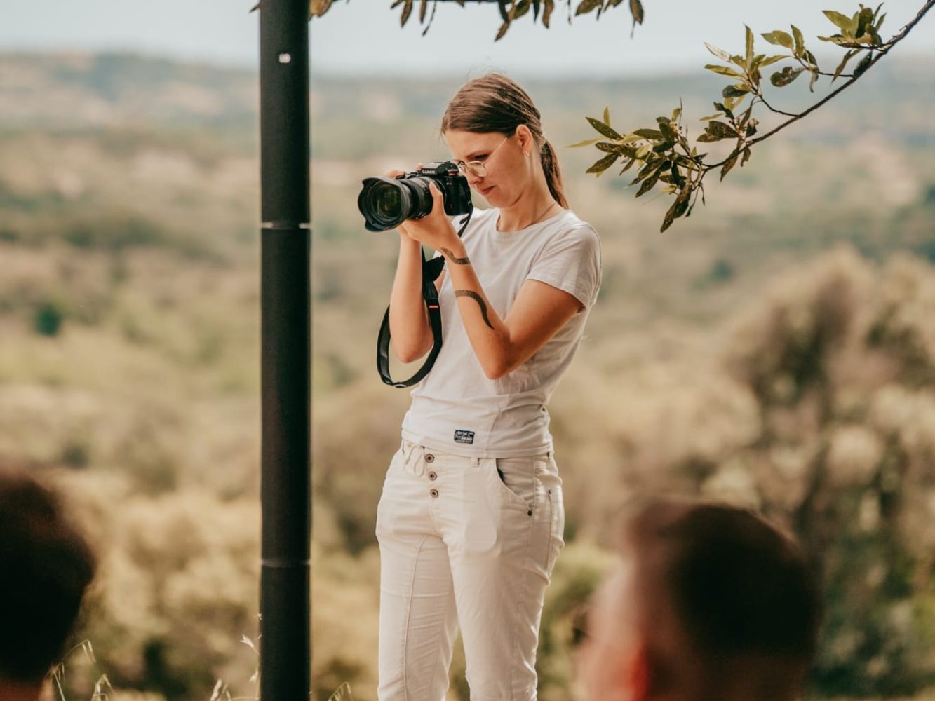 Porträt der Fotografin von Ninanii Productions – spezialisiert auf Hochzeits-, Familien- und Eventfotografie auf Mallorca und in Deutschland