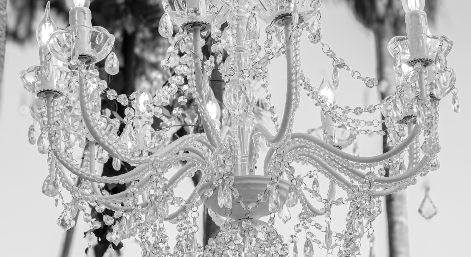 Stilvolle Hochzeitsdekoration mit Kronleuchter – fotografiert bei einer eleganten Hochzeit auf Mallorca