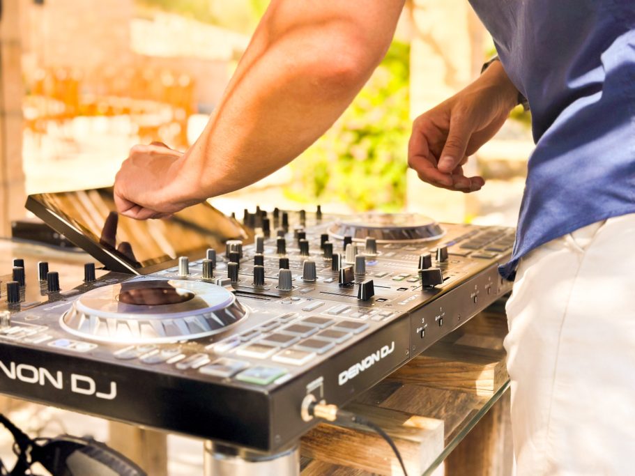 Hochzeits-DJs bei freier Trauung auf Mallorca, Detailaufnahme von einer Hochzeitsfotografin

