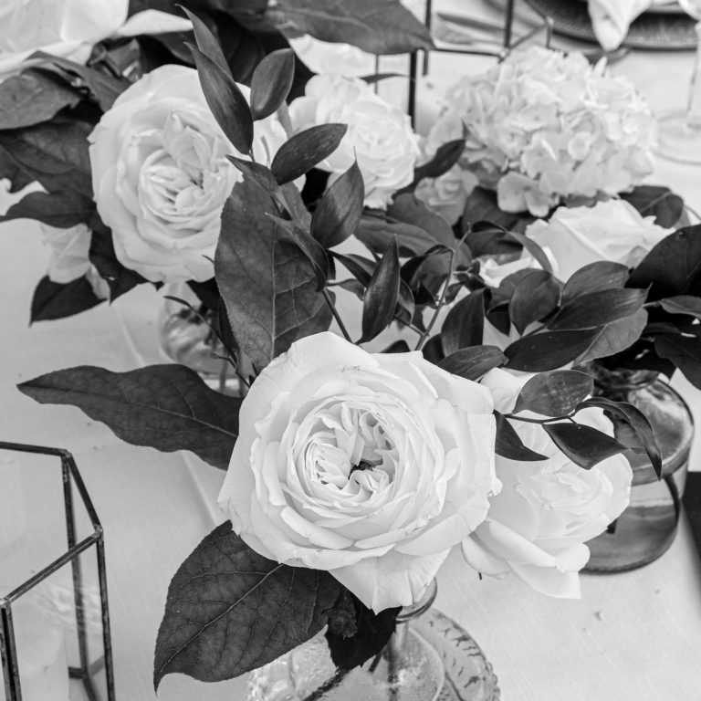 Elegante Tischdekoration mit weißen Rosen bei einer Hochzeitsfeier – Detailaufnahme von Hochzeitsfotografin auf Mallorca Ses Voltes 

