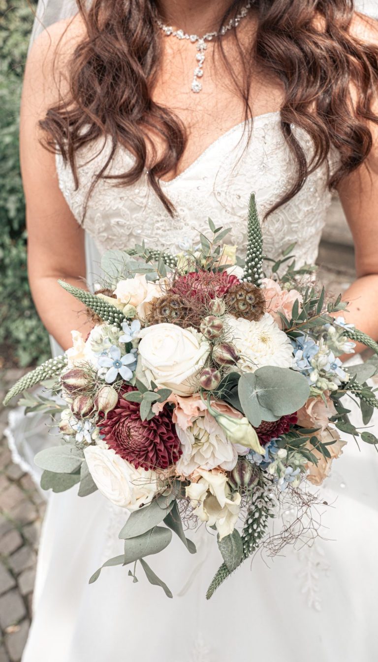 Blumenmädchen im weißen Kleid bei einer Hochzeit – festgehalten von Hochzeitsfotografin auf Mallorca in der Virrey Finca Hotel Inca


