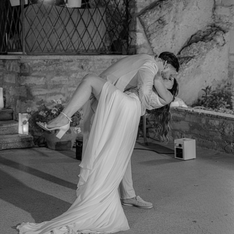 Elegante Tischdekoration mit weißen Rosen bei einer Hochzeitsfeier – Detailaufnahme von Hochzeitsfotografin auf Mallorca Ses Voltes 

