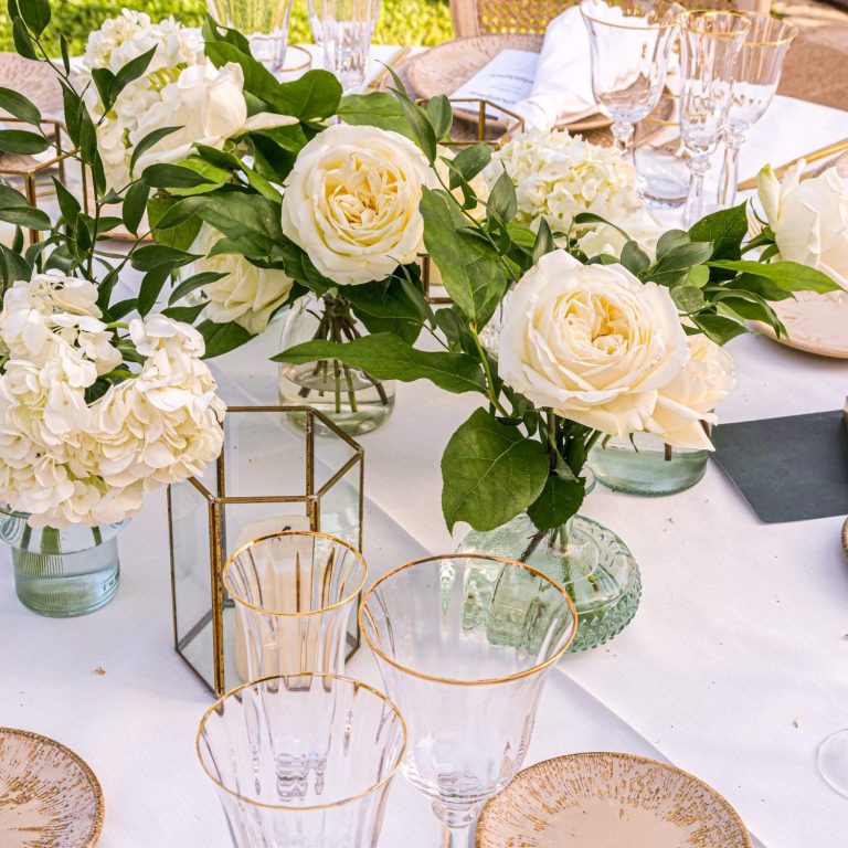 Festlich gedeckter Tisch mit weißer Blumendekoration, Goldrandgläsern und stilvollen Details – Hochzeitsfotografie auf Mallorca 

