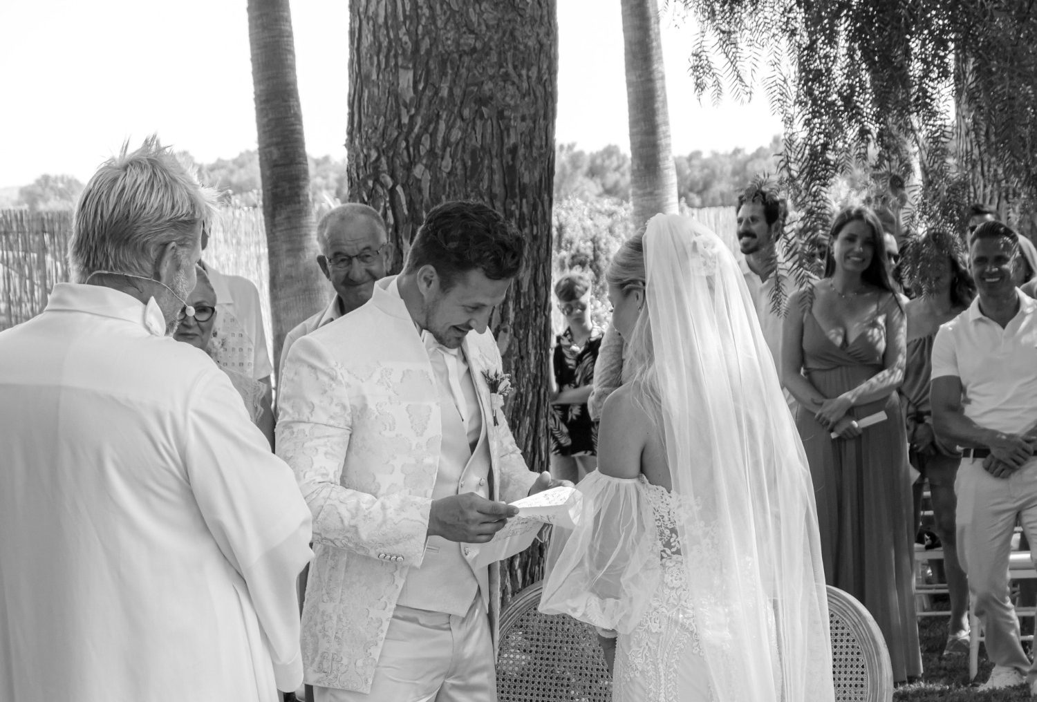 Hochzeitsfotografie auf Mallorca – Brautpaar bei der Trauung unter freiem Himmel mit persönlichen Eheversprechen in der Virrey Finca Hotel

