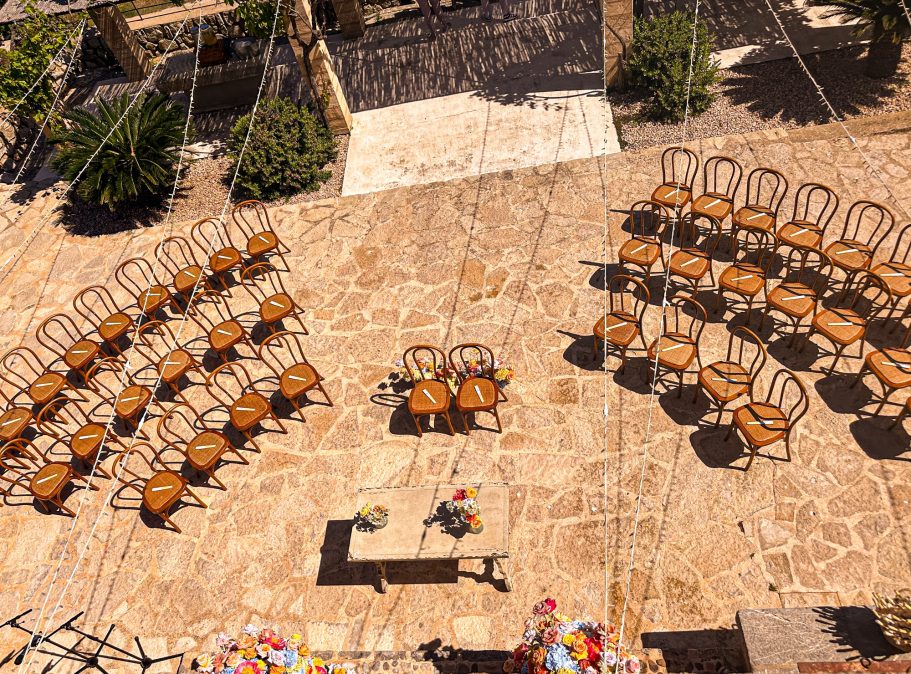 Vorbereitung Freie Trauung in der Finca Ses Voltes von einer Hochzeitsfotografin auf Mallorca 