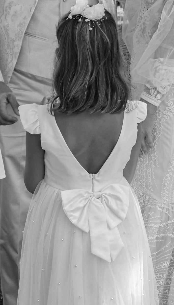 Blumenmädchen im weißen Kleid bei einer Hochzeit – festgehalten von Hochzeitsfotografin auf Mallorca in der Virrey Finca Hotel Inca


